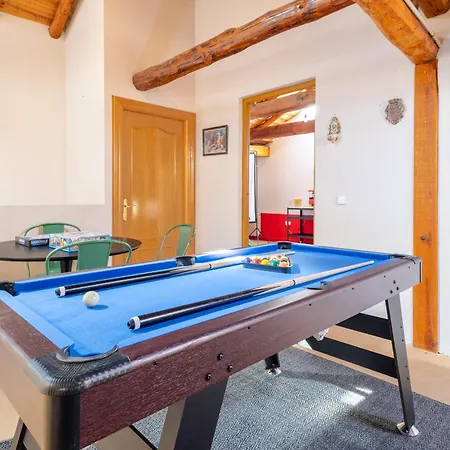 בית נופש Familiar L Piscina I Cine L Bbq L Sala De Juegos I 6min Segovia I 50min Madrid I 17 Px Valseca